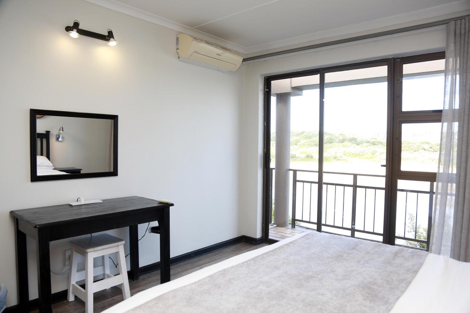 Blue Lagoon Hotel And Conference Centre East London Ngoại thất bức ảnh